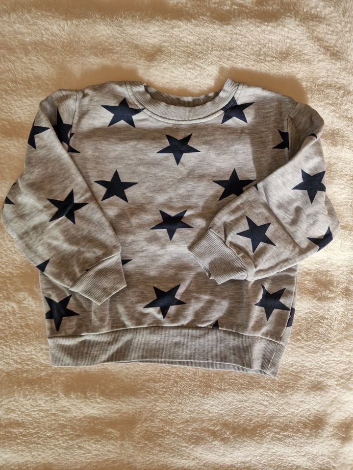 Grauer Sweater mit blauen Sternen, Gr. 98/108 in Freilassing
