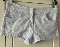 Kurze Hose/Short Gr.36/S von H&M weiß mit Hellblauer Stickerei Nordrhein-Westfalen - Langerwehe Vorschau