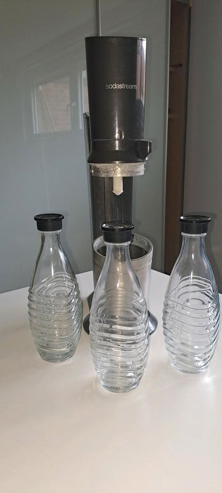 Sodastream mit Kartusche und Flaschen in Aspach