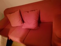 Rotes 3er Sofa mit Beistellhocker und Kissen Hessen - Bad Wildungen Vorschau