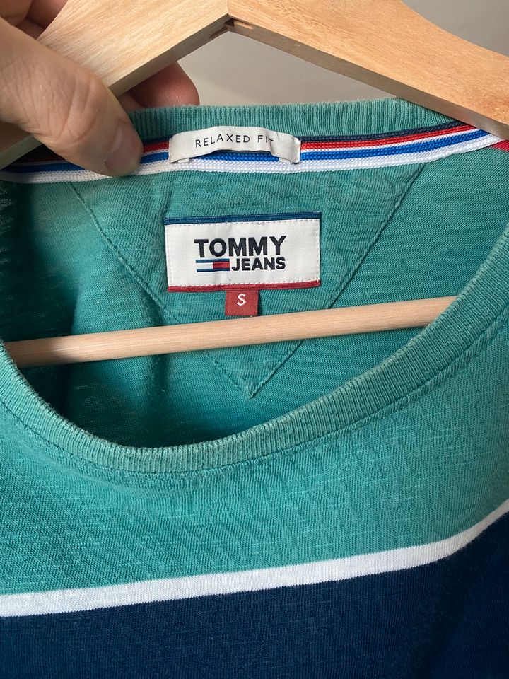 blau-türkis gestreiftes Tommy Jeans Shirt in Leipzig