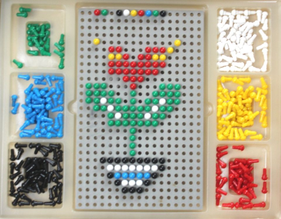 DDR-Mosaik-Steckspiel, mit hunderte Spielstecker, ca. aus 1975 in Berlin