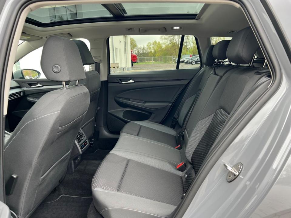 Volkswagen Golf VIII 1.5 eTSI/LED/AHK/Pano/Standh/ACC/R-Kam in Hünfeld