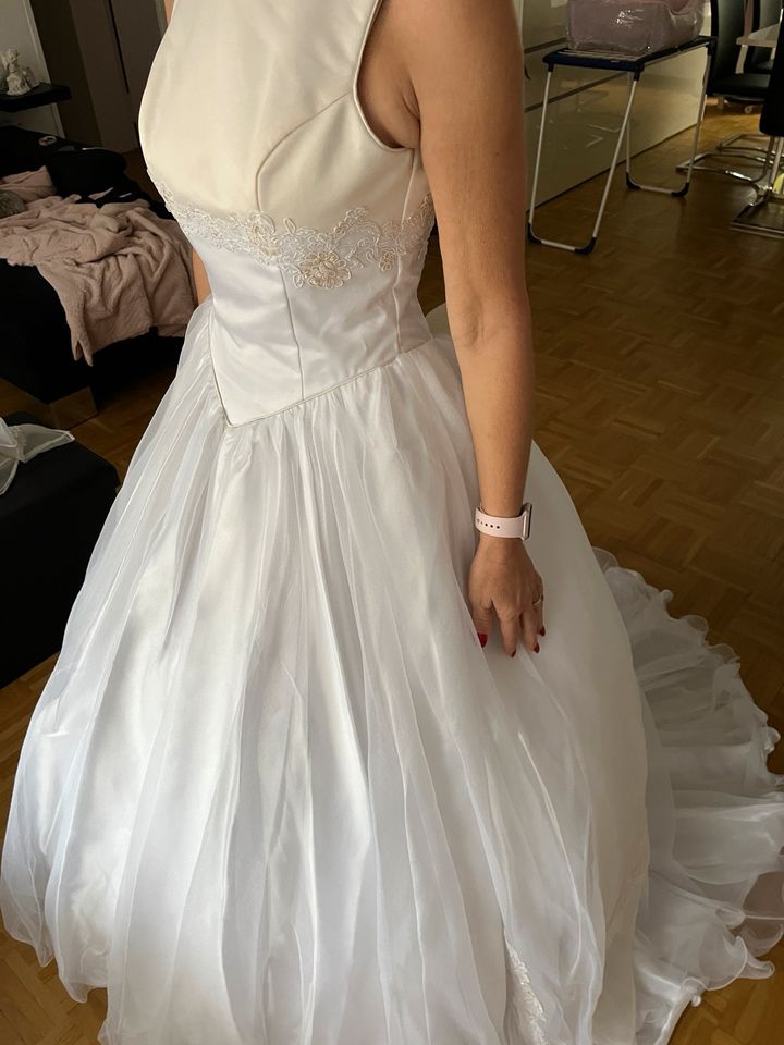 Brautkleid gr 36 weiß/creme mit Schleppe Stola und Reif Top in Frankfurt am Main