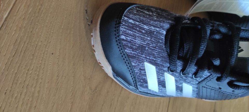 Nagelneue Adidas Sportschuhe Ligra 6, unbenutzt! Größe 31 in Kronau