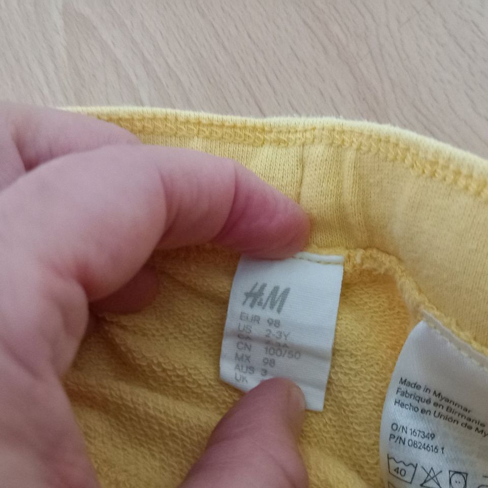 H&M Shorts, Stoffhose, kurze Hose, Sonnengelb, Gr. 98, NEUwertig in Bamberg