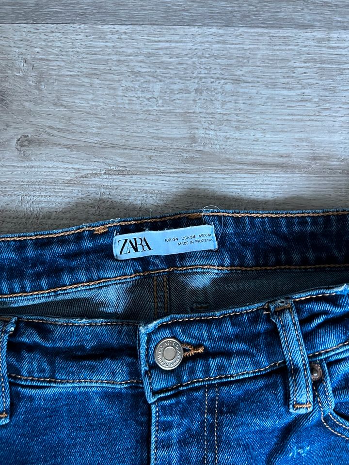 Zara Herren Jeansshort Gr.44 in Köln