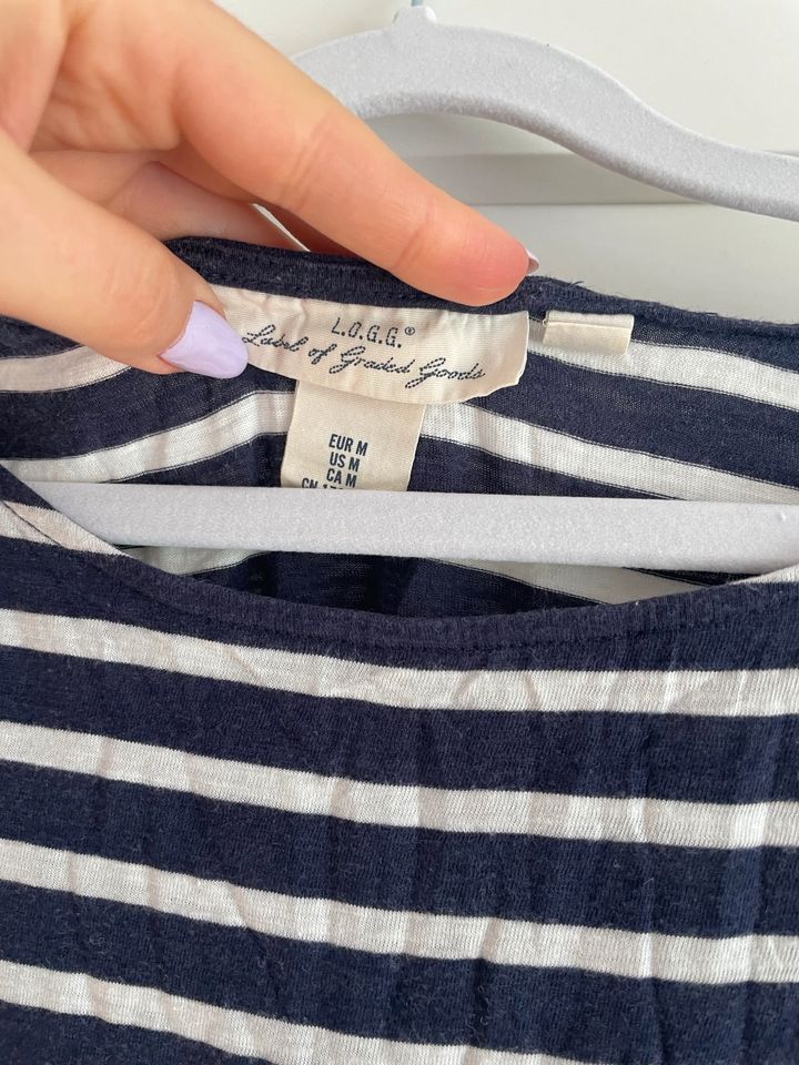 Gestreiftes T-Shirt blau Weiß Shirt von H&M Dunkelblau in Kassel