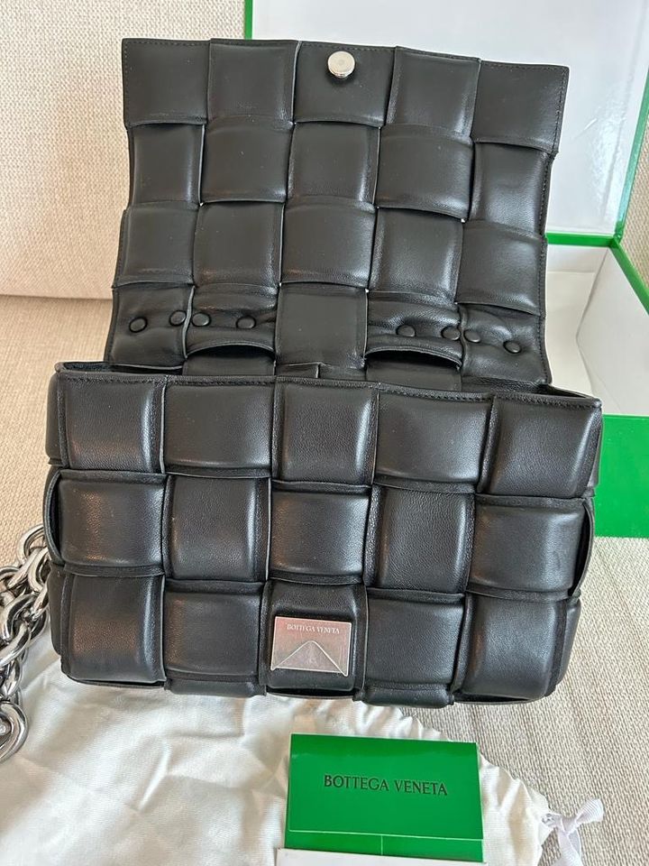 Bottega Veneta chain cassette Schwarz silberne Kette in Offenbach