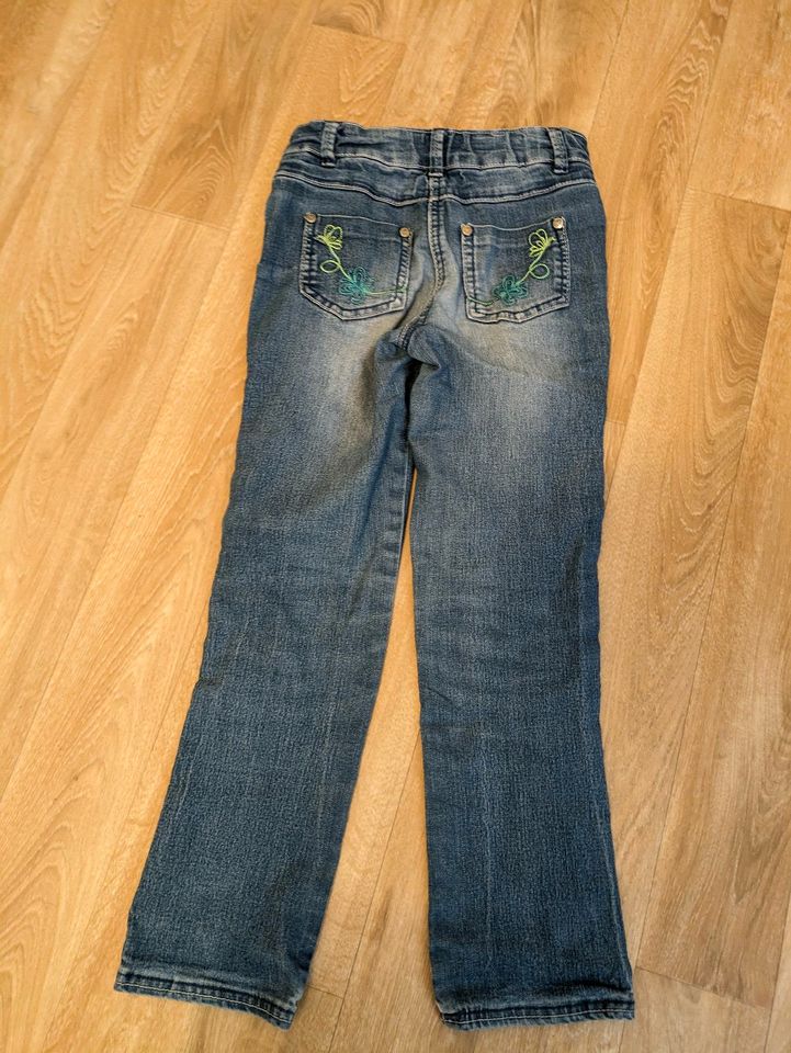 Jeans mit Stickerei gr.128 in Weißenfels