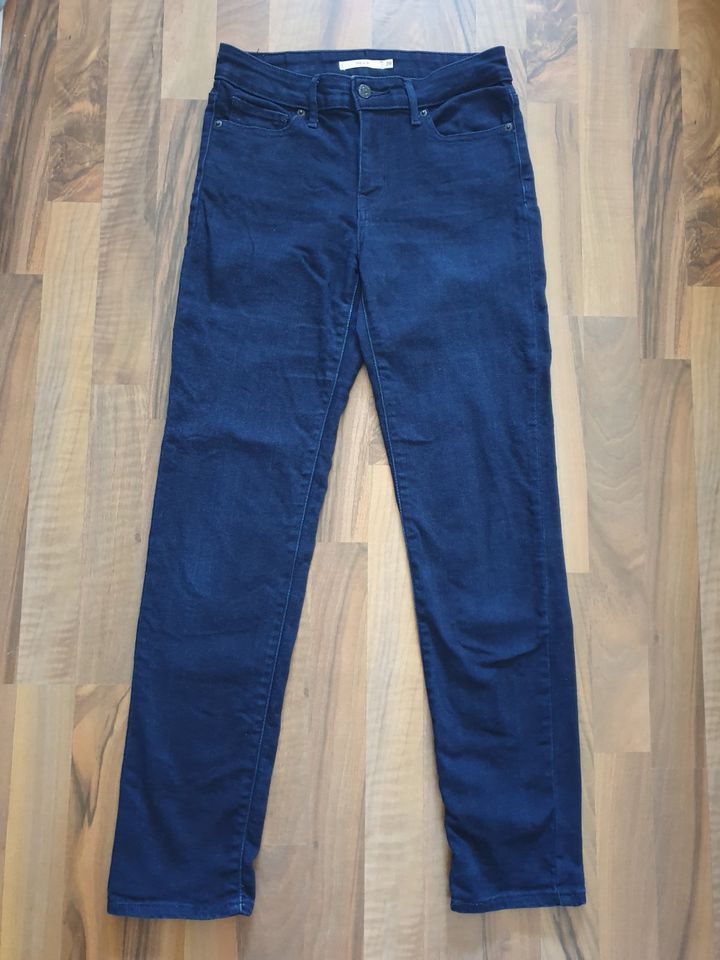 Dunkelblaue Levi's 712 Slim Jeans in W28 L30 in Ingolstadt