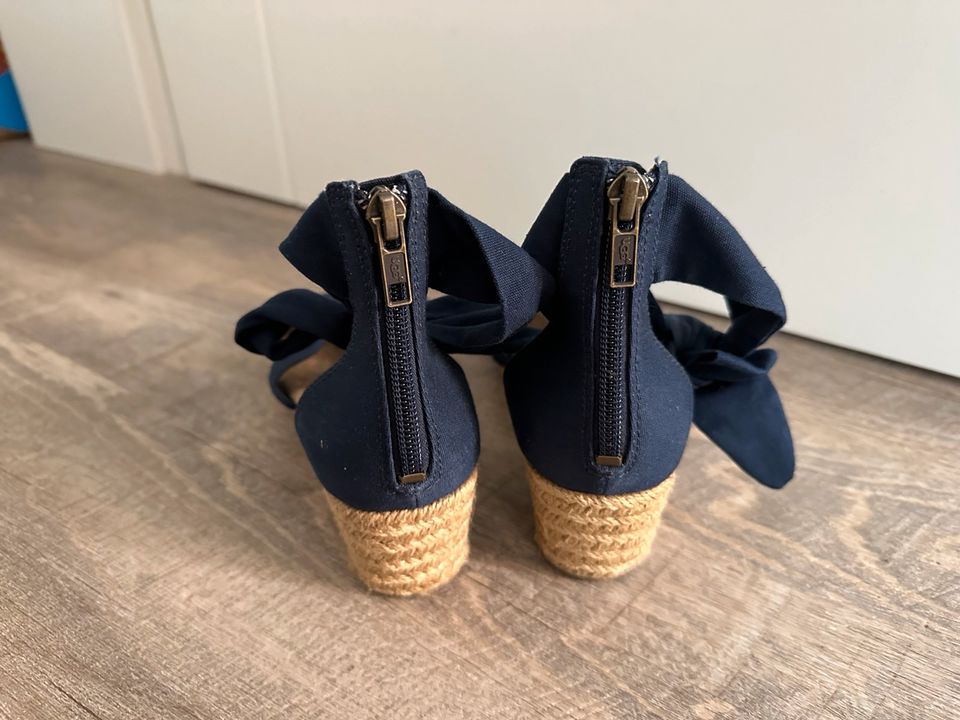 UGG Keilsandaletten blau Gr.38 Sandaletten in Stendal