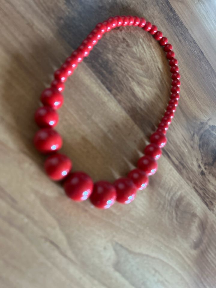 Perlenkette Acryl rot in Dannefeld