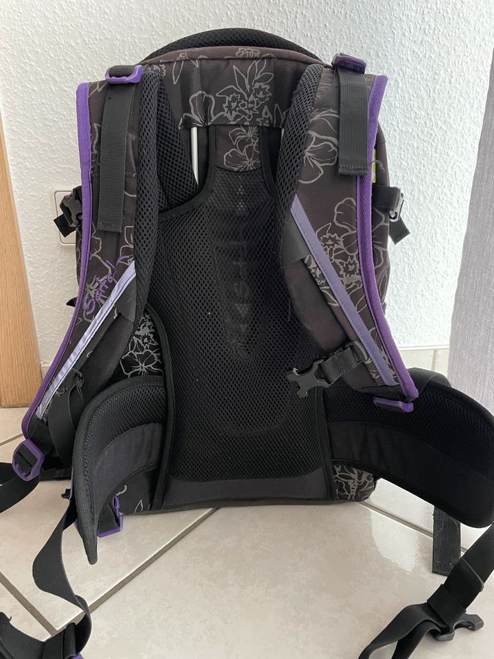 Satch  Schulrucksack Rucksack schwarz / lila  + Heftemappe in Ohlsbach