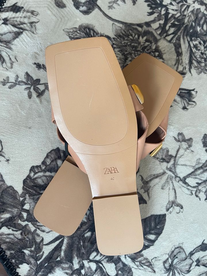 Nagelneue Leder Slipper von Zara - Sonderpreis in Oberhaid