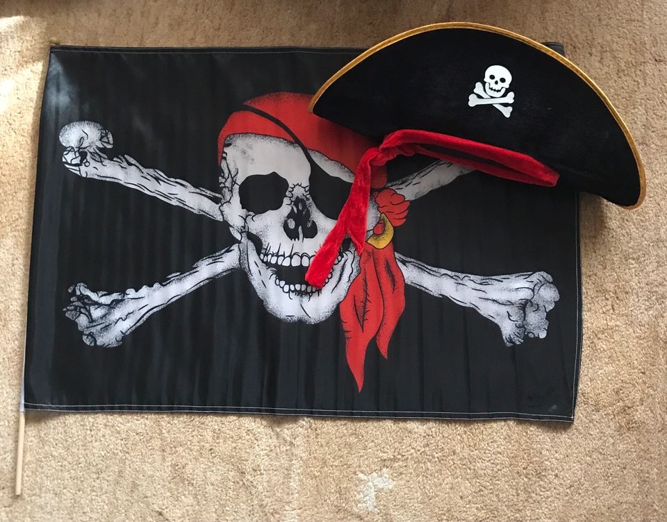 Piraten Hut ( für Erwachsene ) und Flagge in Mülheim (Ruhr)