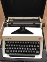 Schreibmaschine Olympia - Monica - inkl. Bedienungsanleitung Nordrhein-Westfalen - Neuss Vorschau