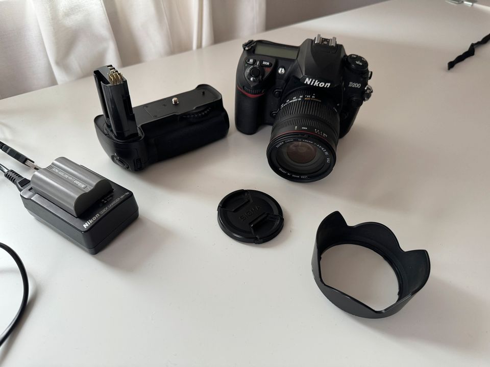 Nikon D 200 mit Sigma 18-200 und Batteriegriff in Plaidt