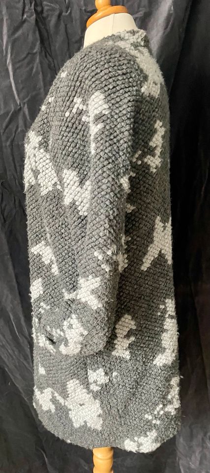 Strickjacke Gina Benotti Camouflage Tarn Schmetterlinge boucle L in Frankfurt am Main