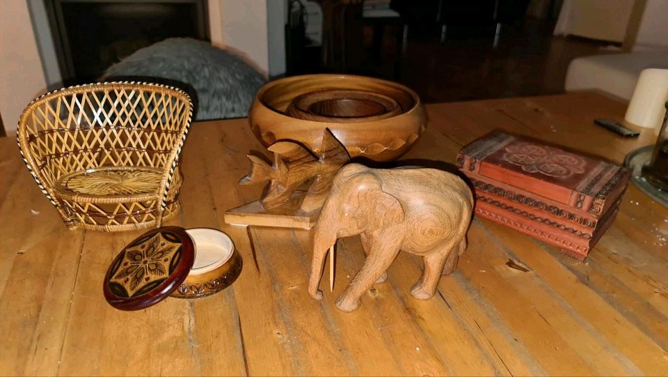 Diverse Holzgeschnitzte Figuren und Gegenstände in Handarbeit in Bremen