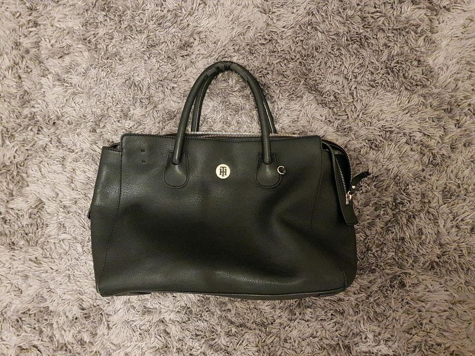 Tommy Hilfiger Kunstleder Handtasche ⭐Schwarz /Gold in Hofkirchen