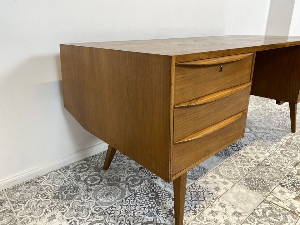 WMK Besonders schöner & gut erhaltener großer Mid-Century Schreibtisch , freistehend, mit Schubladen, Ausziehplatte & formschönen Holzgriffen # Arbeitstisch Desk Sekretär Bürotisch Vintage 50er 60er in Berlin