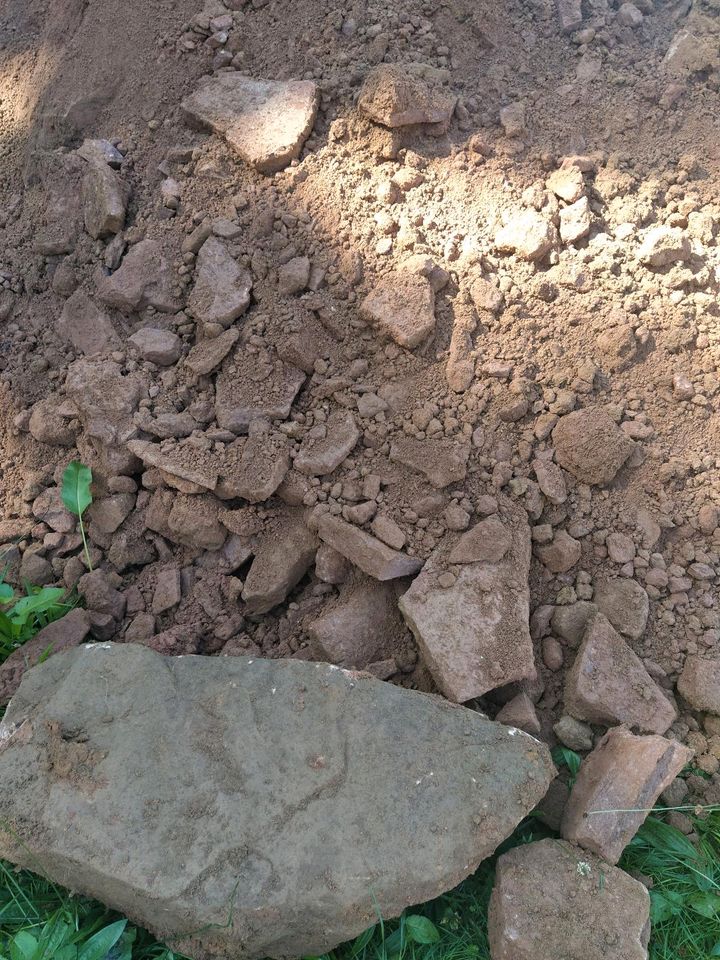 Erdaushub Mutterboden roter Kalksandstein in Steinau an der Straße