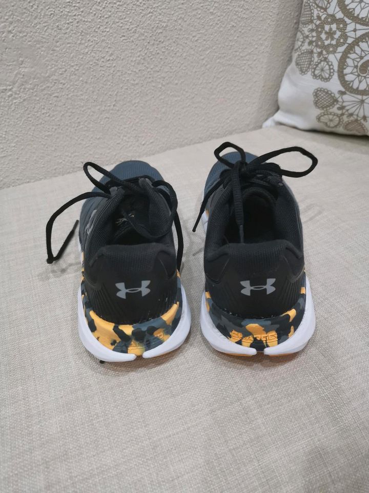 Under armour Schuhe in Velden