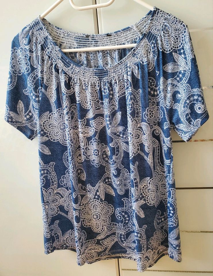 Carmenbluse Carmenshirt Paisley jeansblau weiß Gr.M Neuwertig in Beeskow