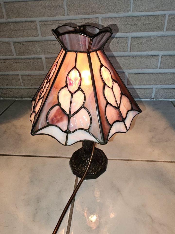 alte Stehlampe im Tiffany stile ca. 30cm hoch ca.23cm Durchmesser in Mülheim (Ruhr)