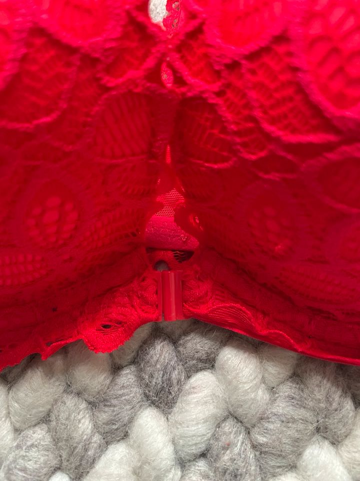 Victoria‘s Secret Pink BH rot 32DD in Hamburg