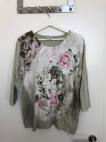 Shirt Khaki m. Print (Gina Laura / Gr. L) Niedersachsen - Burgdorf Vorschau