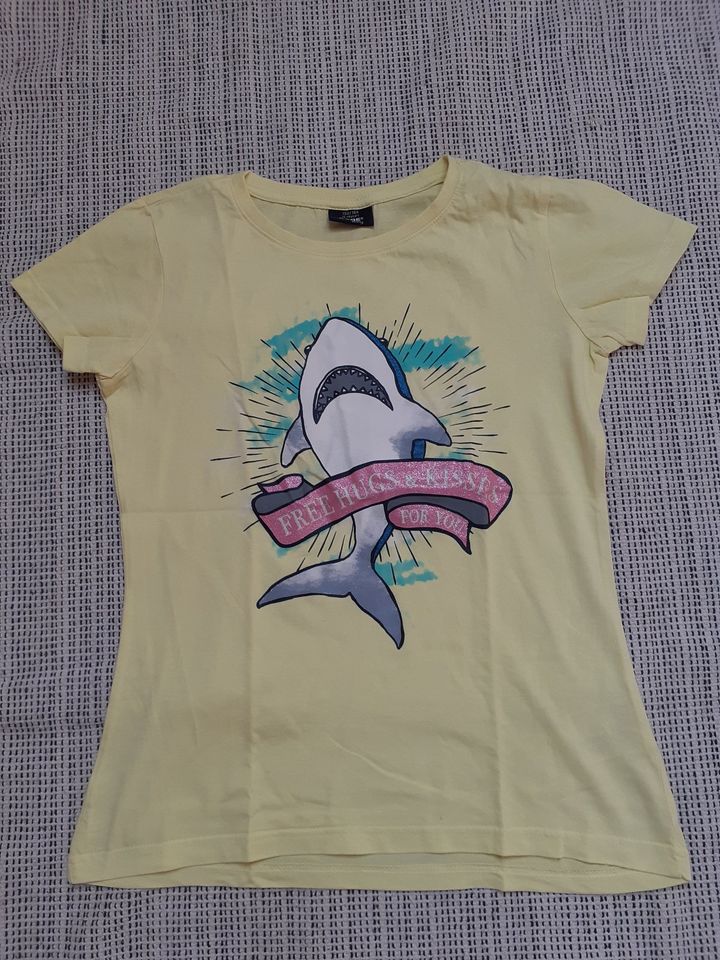 Mädchen T-Shirt page 158/164 gelb Hai neuwertig in Vöhl