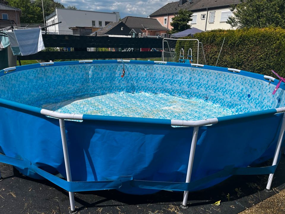 Pool Bestway knapp 4,40 m in Baesweiler