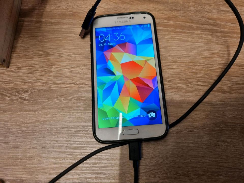 Samsung Galaxy S5 mit Cover und Stromkabel in Duisburg