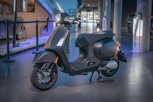 Vespa GTS 300 RST Euro5 2023 + Zubehör (TAGESZULASSUNG) in