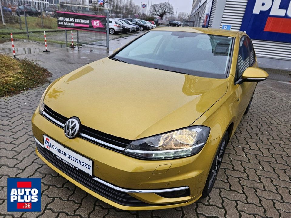 Volkswagen Golf 1.0 TSI Join KLIMA+NAVI+PDC+SITZHEIZ+TEL+HU in Berlin