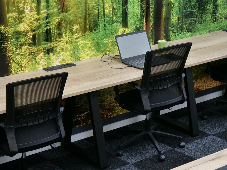 Flexibler Schreibtisch „flex desk“ im offenen Arbeitsbereich, Lernplatz, Coworking für Studenten, Student hotel in Köln