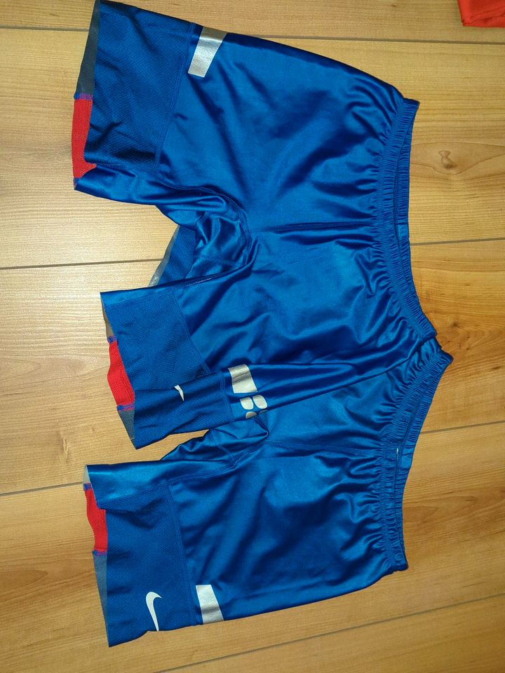 1x vorhanden: Radler - kurze blau-rote Hose von Nike - dri-fit L in Groß Nordende
