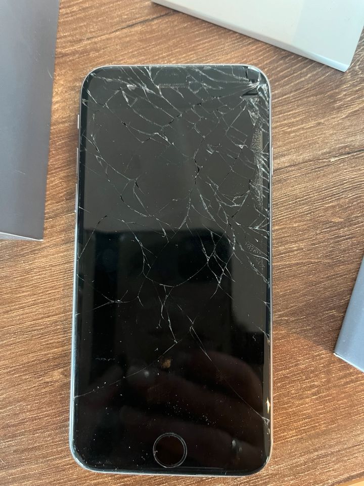 I Phone 8 64GB Display gebrochen in OVP in Parsberg