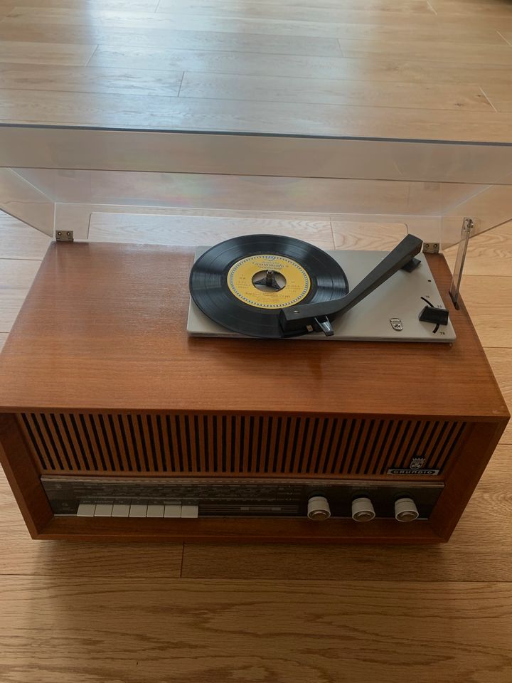 Grundig Röhrenradio Type 3040 Pha Plattenspieler + Schallplatten in Düsseldorf