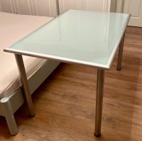 Tisch im sehr guten Zustand/ Milchglas+Stahl Berlin - Reinickendorf Vorschau