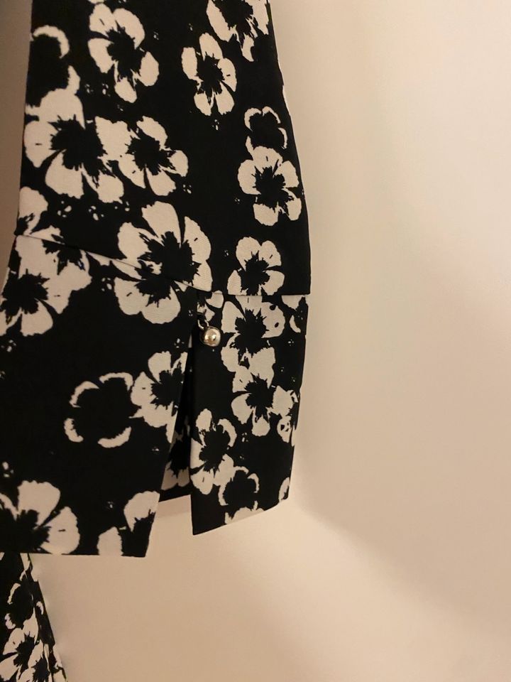 H&M Kleid mit Gürtel und Blumen geblümt schwarz weiß XS 34 in Flensburg