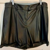 Schwarze Shorts von Only - Kunstleder - Größe 48 Bayern - Gauting Vorschau