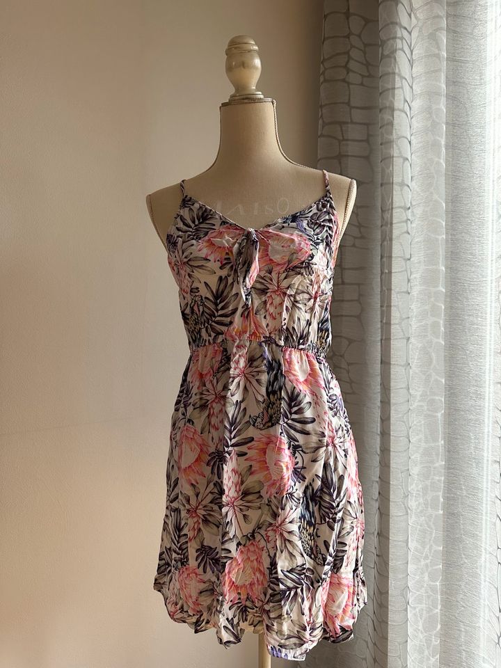 Leichtes Sommerkleid mit floralem Print • Größe 36/38 in Hildesheim