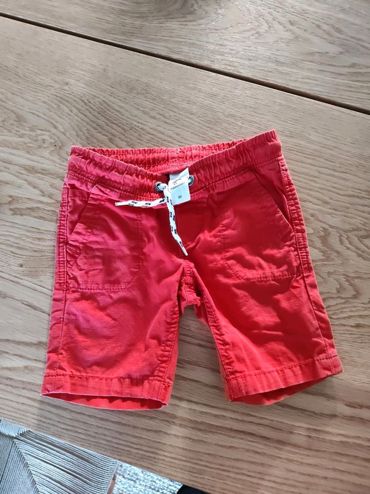 Rote Kinderhose, H&M in Monheim am Rhein