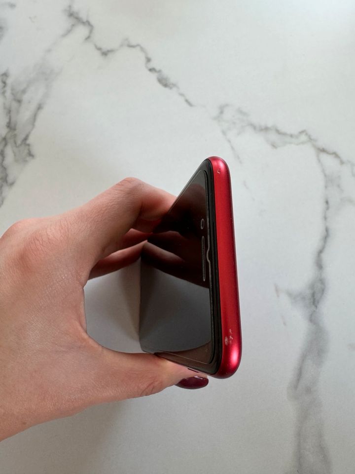 iPhone SE 2 (2020) rot 128 GB | in sehr gutem Zustand in Berlin