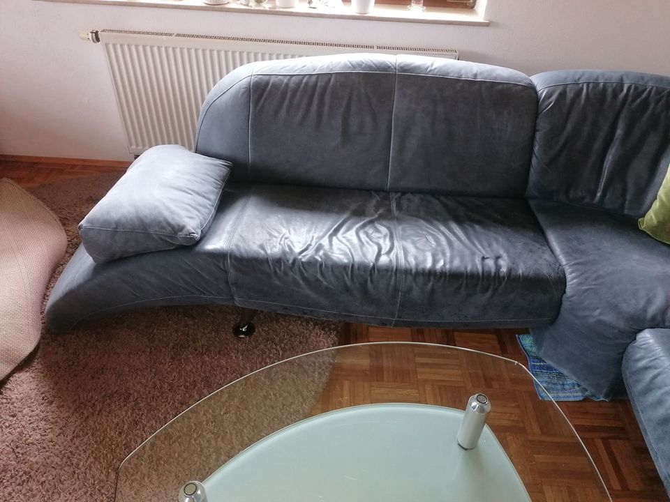 Couchgarnitur aus Leder in blau mit / ohne Tisch in Bad Wurzach