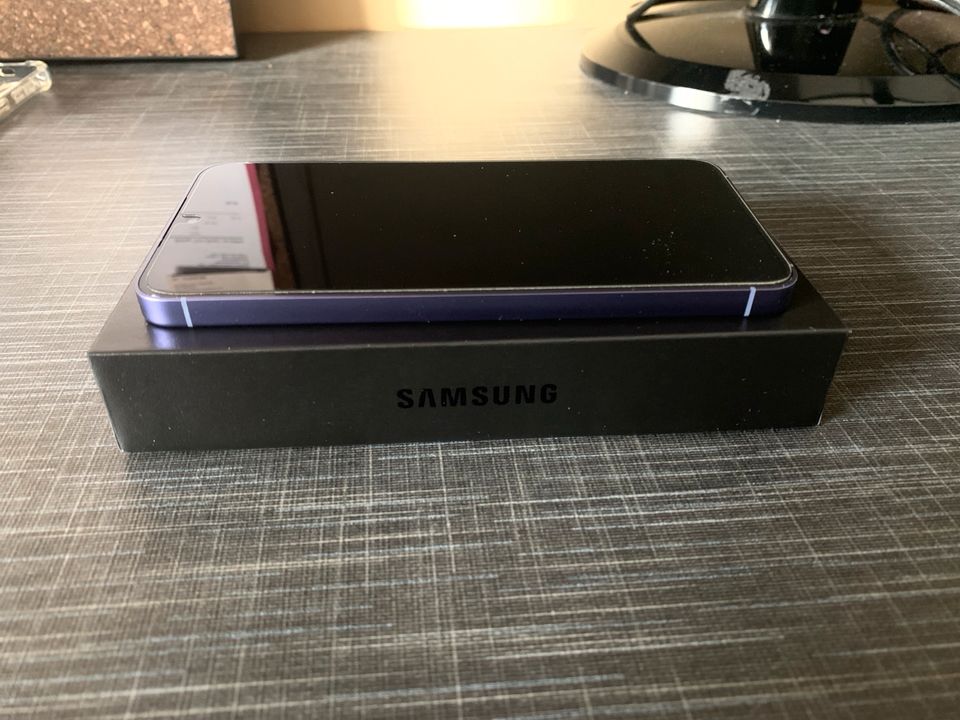 Samsung Galaxy S24 Cobalt Violet - Tadellos in Oerlinghausen