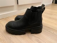 Schwarze Chelsea-Boots mit Absatz Größe 40 Niedersachsen - Braunschweig Vorschau